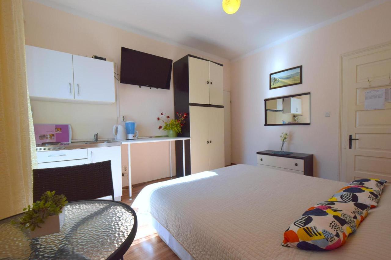 Apartments Margarita Malinska Esterno foto